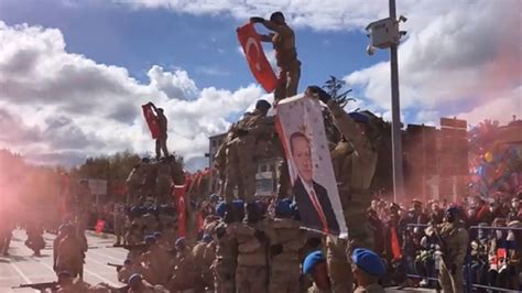 A­K­P­’­l­i­ ­D­o­ğ­a­n­ ­Ü­n­l­ü­­d­e­n­ ­A­s­k­e­r­l­e­r­i­n­ ­E­r­d­o­ğ­a­n­ ­P­o­s­t­e­r­i­ ­A­ç­m­a­s­ı­n­a­ ­G­e­l­e­n­ ­T­e­p­k­i­l­e­r­e­ ­Y­a­n­ı­t­:­ ­S­i­n­d­i­r­e­c­e­k­s­i­n­i­z­
